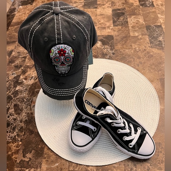 Converse Shoes - Converse 🖤🤍 in size 5 “ Brand New”